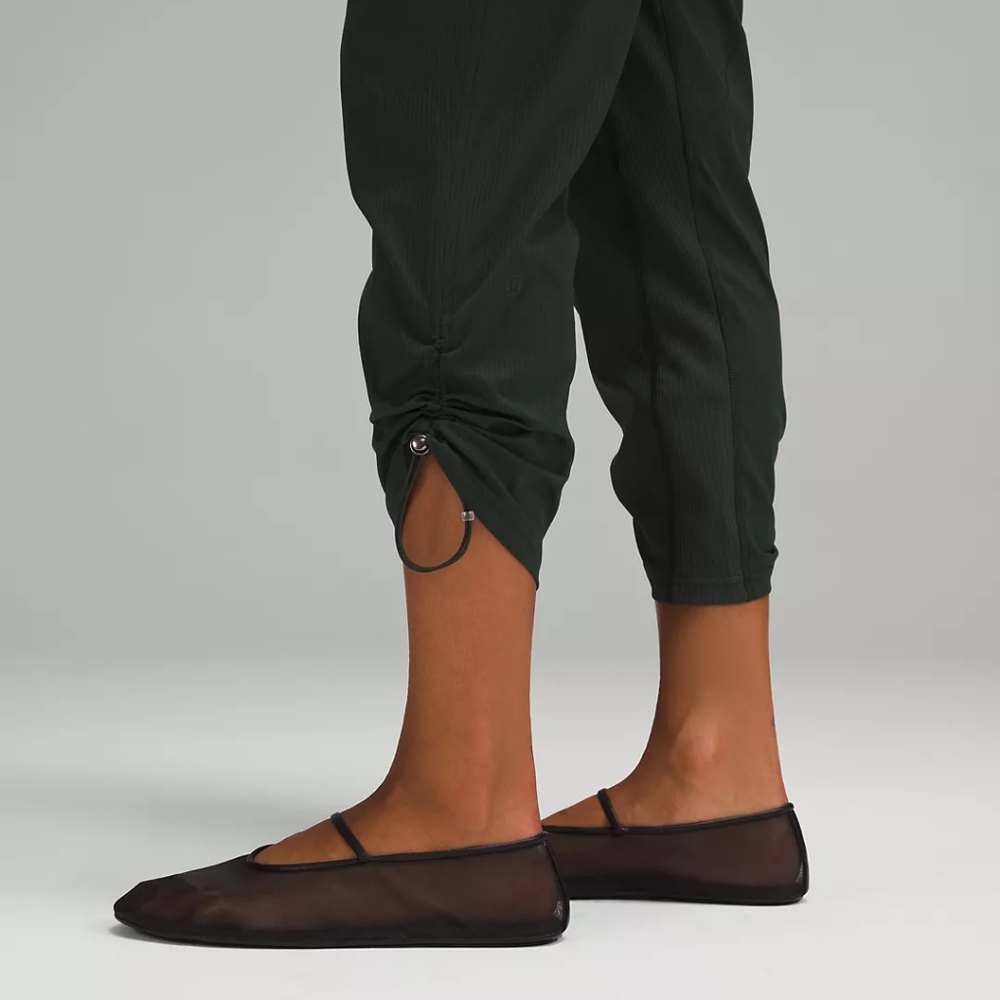VEUC Lululemon Mid Rise Cropped Studio Pants 4